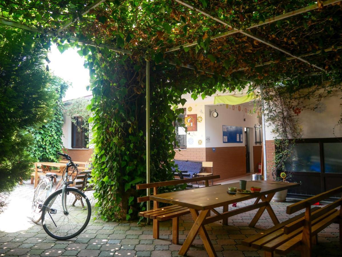 The Galley Party Hostel Shkodra Exterior foto